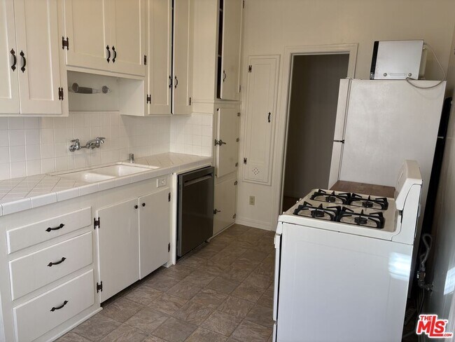 Building Photo - 351 N Gardner St