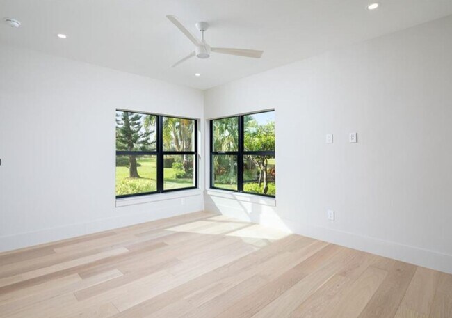 Building Photo - STUNNING REMODELED 4-BEDROOM, 3.5-BATH FUR...