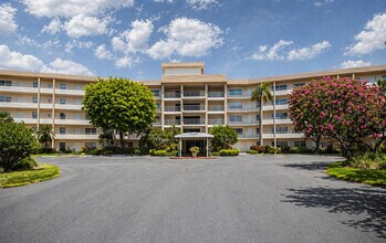 Building Photo - 3900 Oaks Clubhouse Dr