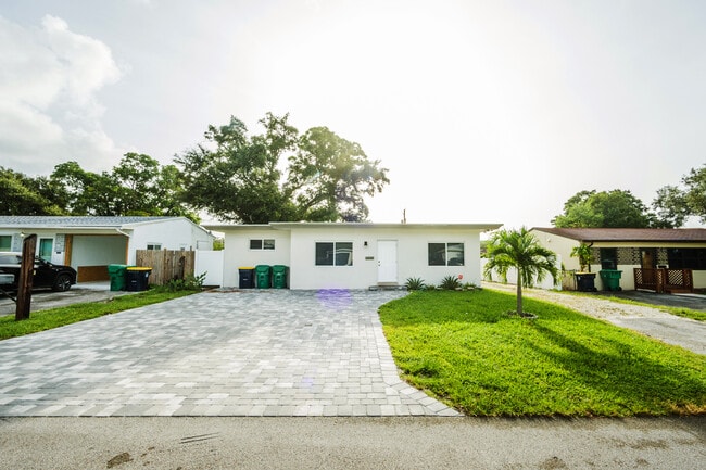 Building Photo - 4548 SW 24th Ave