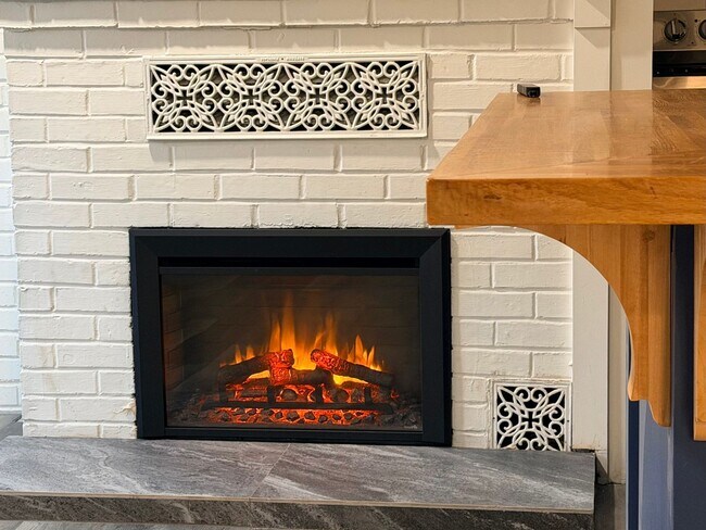 Building Photo - Stunning, Newly Renovated 3BR | 1BA