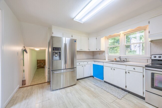 Building Photo - 5 Bedroom Split Level Single Family