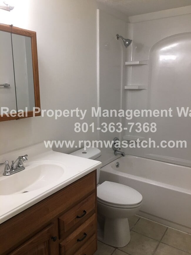 Building Photo - Check out This Cute 2 Bedroom 1 Bath SLC Condo!