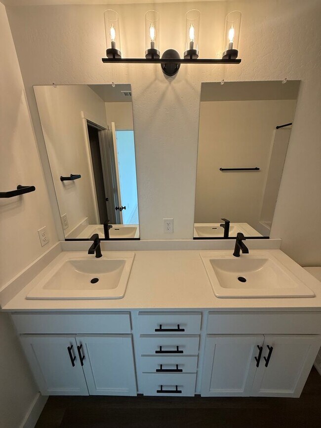 Building Photo - Stunning New-Construction two-story home 5bed 3bath