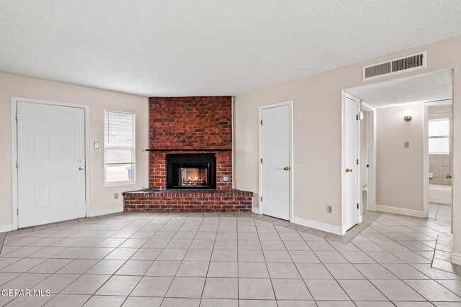 Building Photo - 8920 Leo St