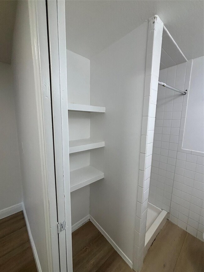 Building Photo - 151 SE 6th Ave