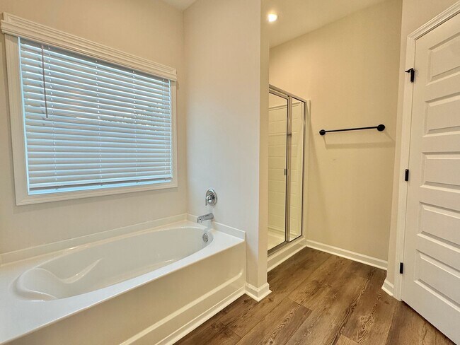 Building Photo - $500 RENT CREDIT | AVAILABLE NOW! (Pet Friendly)