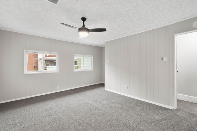 Building Photo - Beautiful 2 bedroom home in South Side Fla...