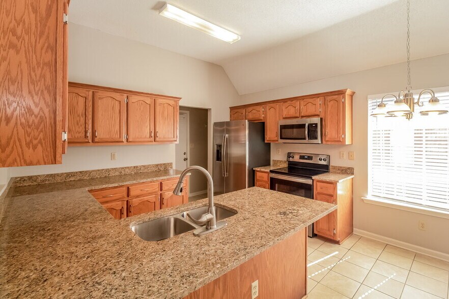 Building Photo - 7677 Fox Hunt Dr E