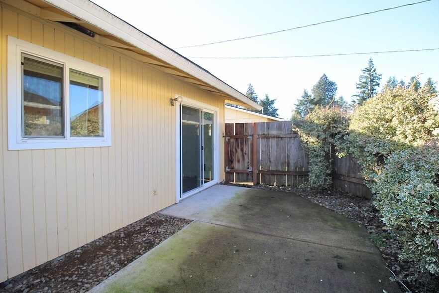 Building Photo - 6237-6239 SE Fern Ave