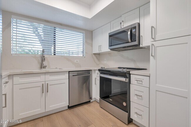 Building Photo - 9990 N Scottsdale Rd