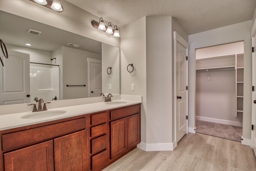 Master Bath - 2020 N 3830 W