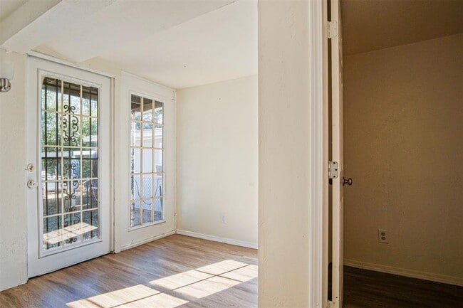 Building Photo - 2812 S Broadway Ave