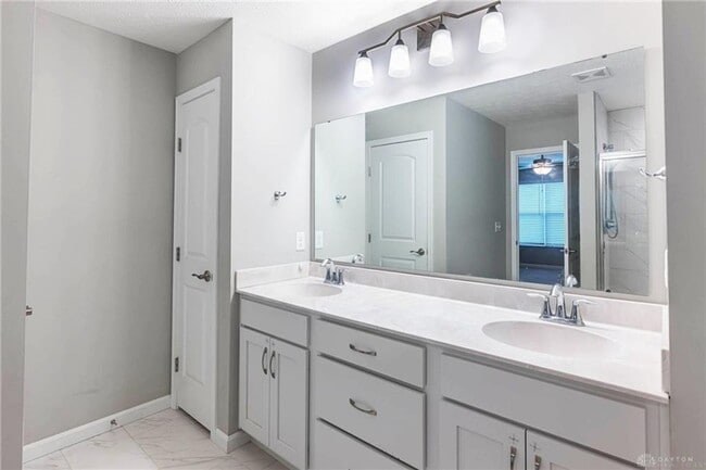 Building Photo - 225 Pointe Oakwood Way