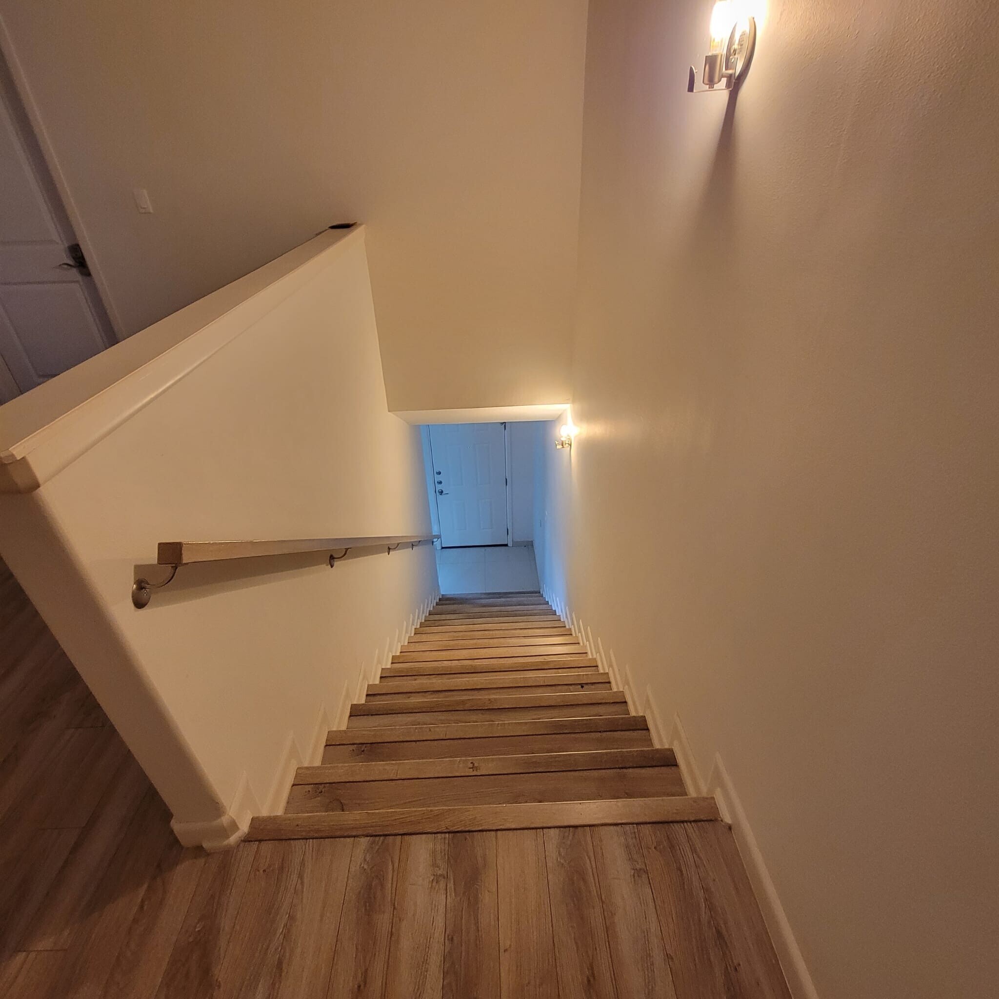 two-story apt - 1121 W Cano St