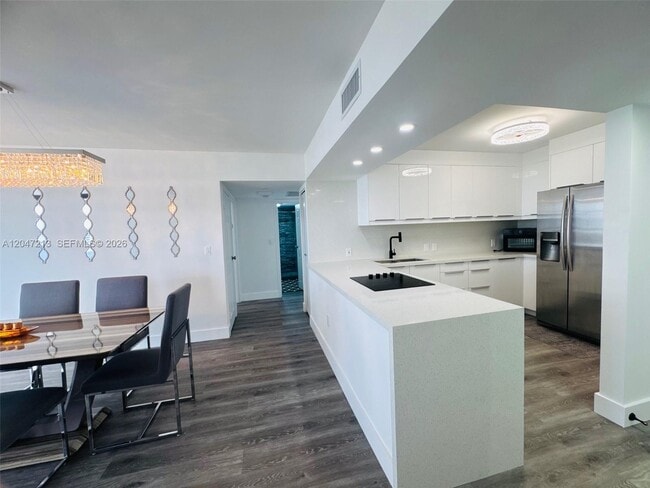 Building Photo - 3625 N Country Club Dr