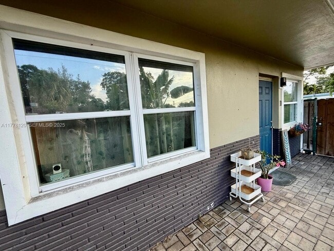 Building Photo - 1201 NE 5th Ave