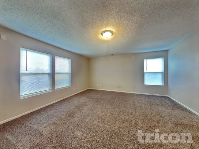 Building Photo - 11361 N Creekside Dr