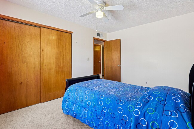 Building Photo - 724 Martha Gale Dr