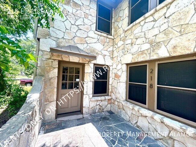 Building Photo - 218 E Rosewood Ave