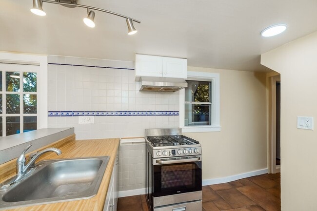 Building Photo - Available Northbrae Garden Cottage!