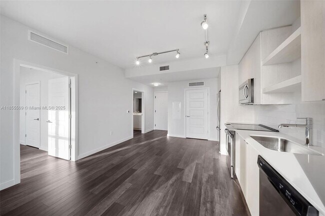 Building Photo - 555 NE 8th St