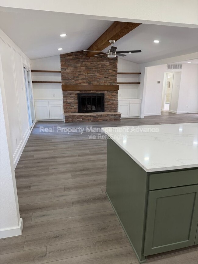 Building Photo - 905 Bromwich St