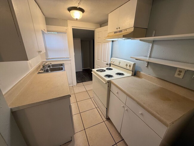 Building Photo - 2/1 St Pete Move In Ready