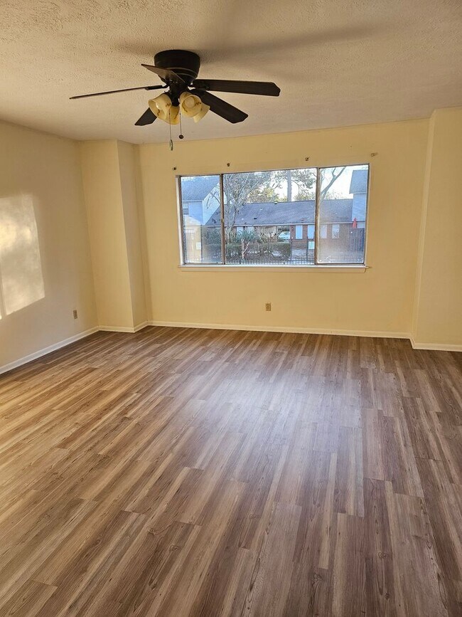 Building Photo - Townhome