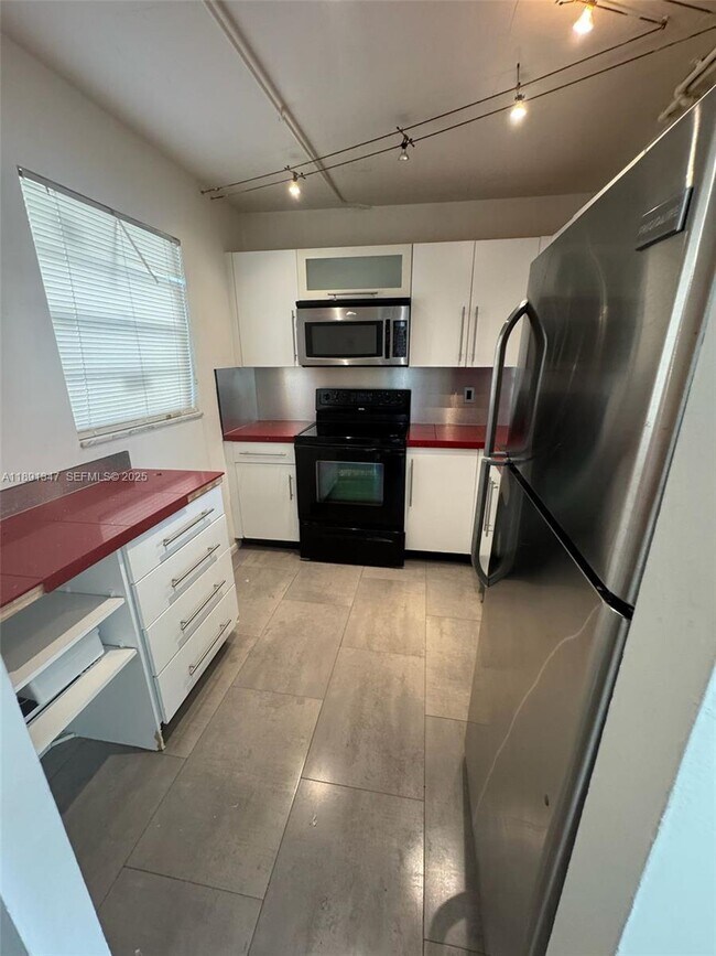 Building Photo - 15600 NW 7th Ave