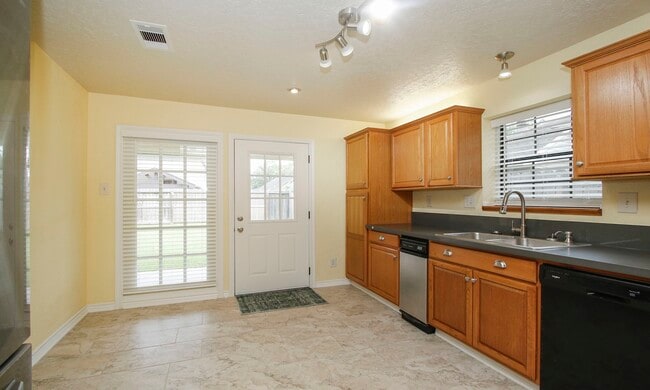 Building Photo - 19518 Gladewater Dr