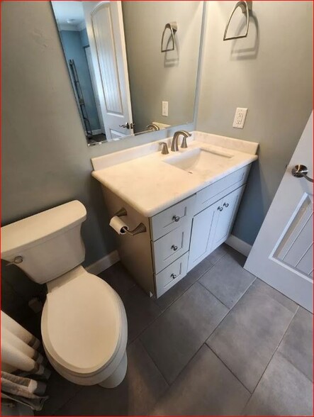 Bath #1 - 2735 SW 35th Pl