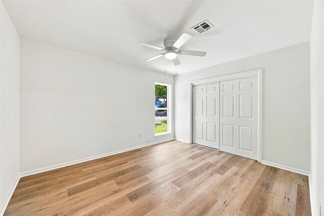 Building Photo - 6215 Queensloch Dr