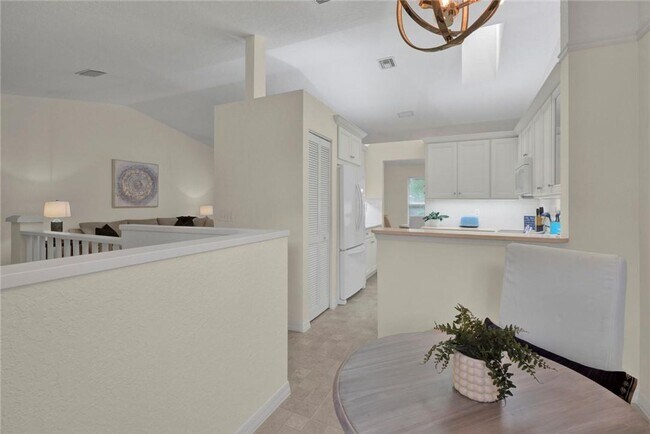 Building Photo - 3/2 Condo available in Emerald Bay!