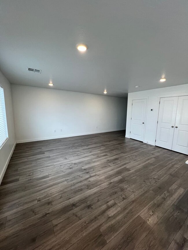 Building Photo - Beautiful Modern Townhome