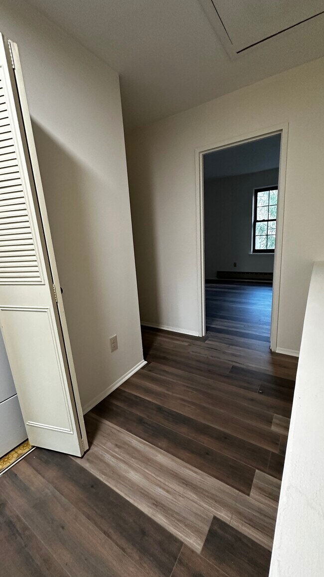 Building Photo - 1101 Bromley Est