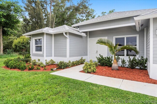 Building Photo - 419 SW Namoit Pl