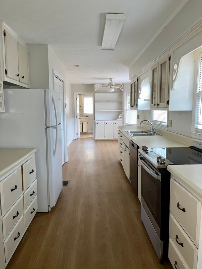 Building Photo - Spacious Updated 3 Bed/2 Bath Situated on a Private Lot!