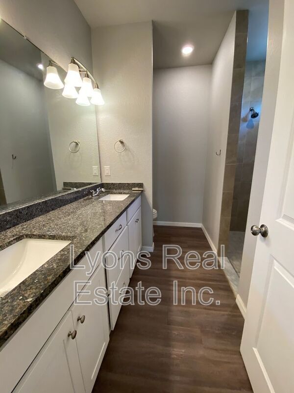 Building Photo - 2497 Cortland Ave