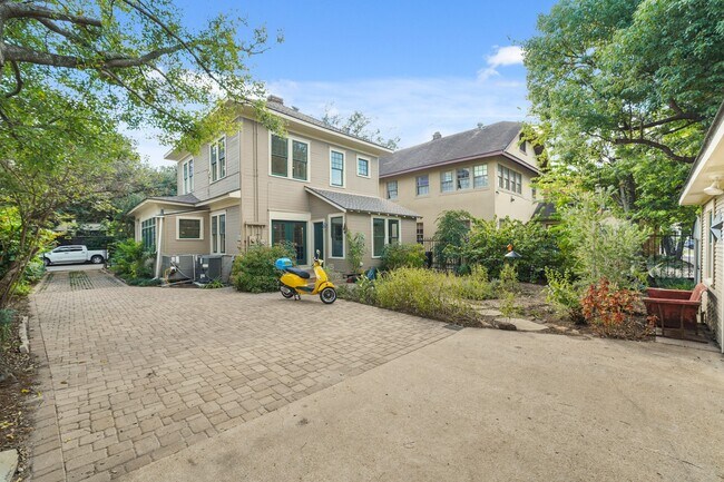 Building Photo - 406 Sul Ross St