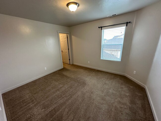 Building Photo - ***HALF OFF 1st MONTH*** 3bed, 2.5bath, 2,...