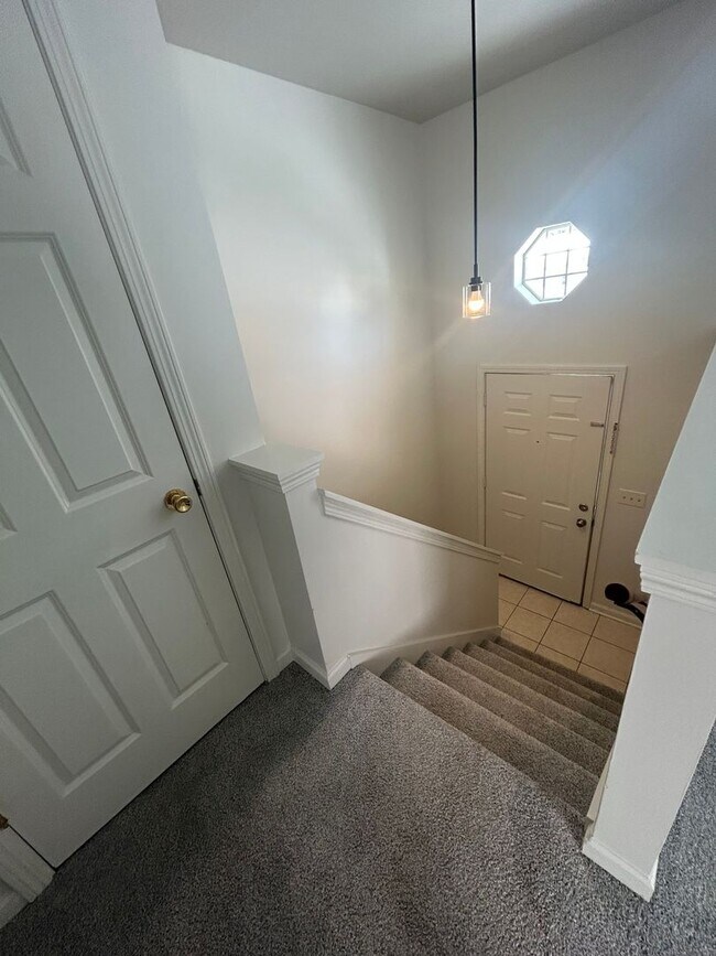 Building Photo - Chesterton Townhome: 2 bedroom 1.5 bath