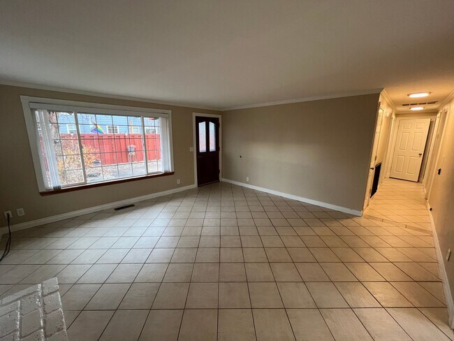 Building Photo - Single Level Home Close to Downtown Redmond - Yard Care Included