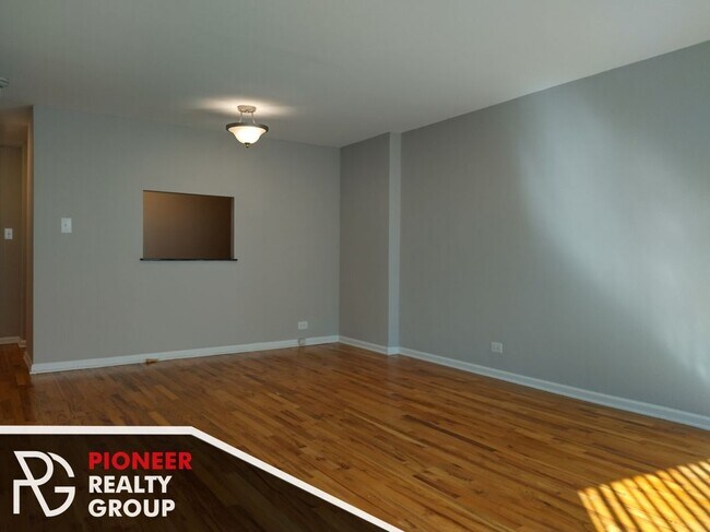 Building Photo - 4600 N Clarendon Ave