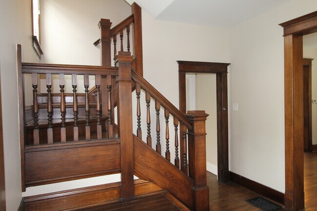 Building Photo - HUGE Historic Home with amazing fenced in yard and golf course views!