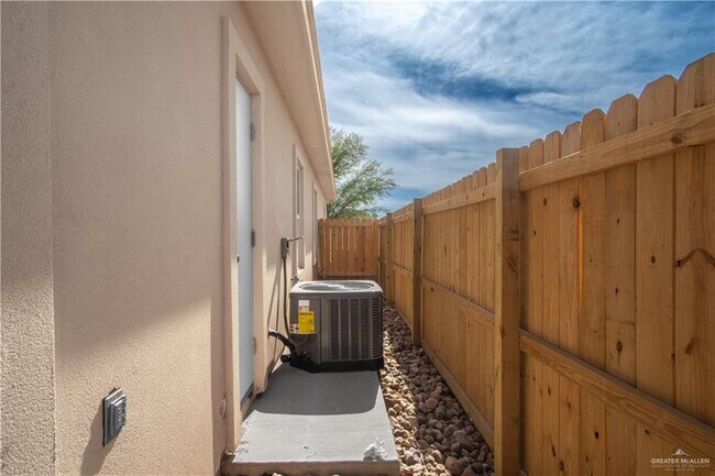 Building Photo - 18 Vision St