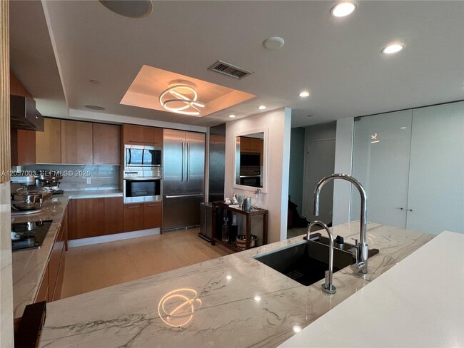 Building Photo - 1331 Brickell Bay Dr