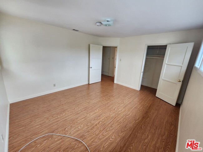 Building Photo - 5264 Cahuenga Blvd