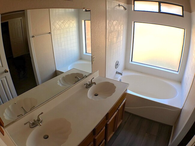 Building Photo - North Hills 3 Bed Refrig A/C!