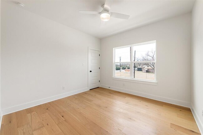 Building Photo - 302 East Dr